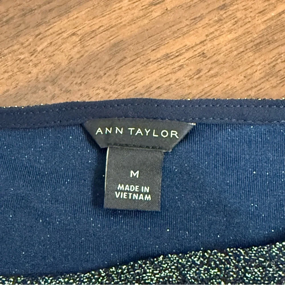 Ann Taylor Shimmer Metallic Short Sleeve Top in Navy Blue – Size M - Picture 6 of 9